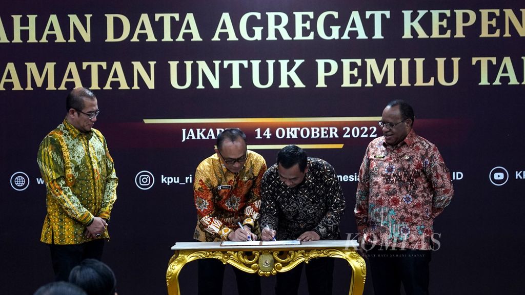 Dirjen Dukcapil Zudan Arif (kedua dari kiri) dan Sekjen KPU Bernard Dermawan (kedua dari kanan) menandatangani Penyerahan Data Agregat Kependudukan Per Kecamatan (DAK2) untuk Pemilu Tahun 2024 di kantor KPU, Jakarta, disaksikan Ketua KPU Hasyim Asyari (kiri) dan Wakil Menteri Dalam Negeri John Wempi Wetipo (kanan), Jumat (14/10/2022).