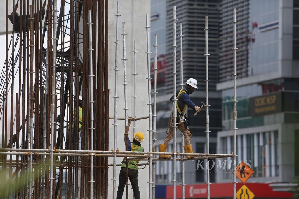 Pekerja menyelesaikan pembangunan proyek pembangunan infrastruktur Jalan Tol Layang Dalam Kota ruas Pulogebang-Sunter di kawasan Kelapa Gading, Jakarta Utara, Sabtu (7/3/2020). Berdasarkan data BP Jamsostek, jumlah kecelakaan kerja selama kurun waktu 2019 sebanyak 77.295 kasus atau turun 33,05 persen dari tahun sebelumnya.
