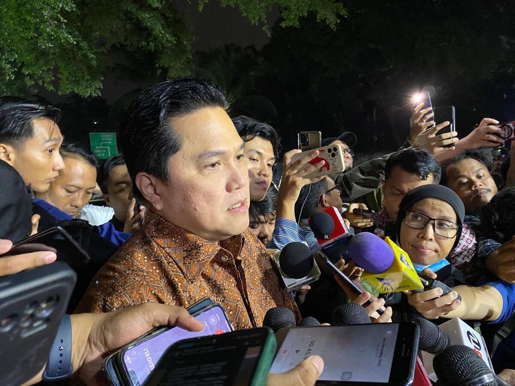 Menteri Badan Usaha Milik Negara Erick Thohir seusai dipanggil presiden terpilih Prabowo Subianto di Kertanegara, Jakarta, Senin (14/10/2024).