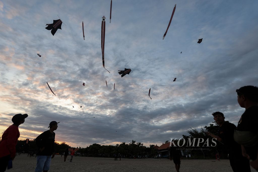 Sejumlah layang-layang raksasa terbang di Pantai Mertasari, Denpasar, Bali, Sabtu (11/5/2024). Warga di Bali ramai bermain layang-layang pada Mei-Agustus. Sejumlah lomba hingga festival layang-layang biasanya berlangsung pada bulan tersebut. 