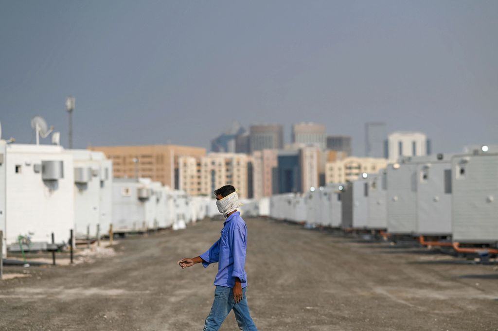 Seorang pekerja berjalan di sebuah kampung suporter Piala Dunia yang sedang dibangun di Doha, Qatar, 27 Oktober 2022. 