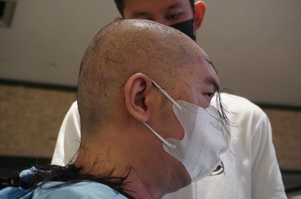 Seorang warga mencukur gundul rambut mereka dalam peringatan Hari Kanker Anak Internasional di Kota Semarang, Jawa Tengah, Senin (28/2/2022). 