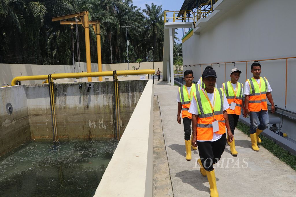 Para pekerja beraktivitas di Sistem Penyediaan Air Minum (SPAM) Regional Medan, Binjai, Deli Serdang (Mebidang), di Kota Binjai, Sumatera Utara, Jumat (25/8/2023). SPAM akan memasok air bersih perpipaan ke kawasan Mebidang dengan kapasitas 1.100 liter per detik. 
