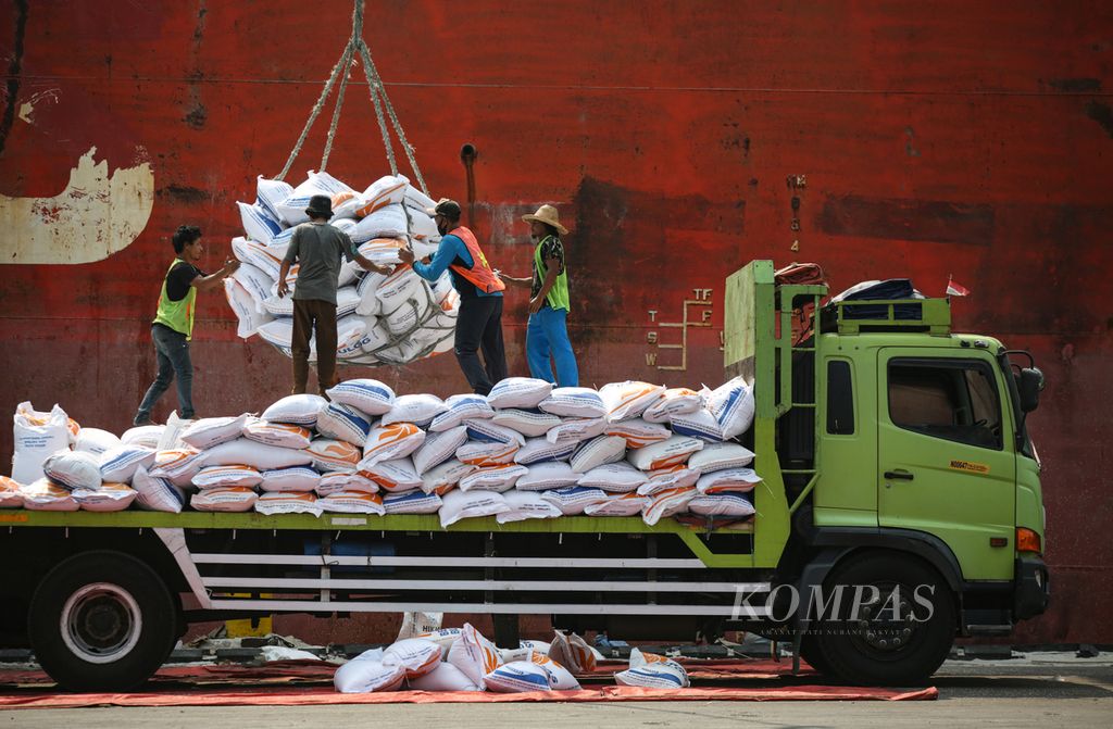 Pekerja memuat karung-karung berisi beras impor asal Vietnam ke atas truk pengangkut di Pelabuhan Tanjung Priok, Jakarta Utara, Rabu (13/9/2023). Pada 2024, pemerintah menetapkan kuota impor beras sebanyak 3,6 juta ton.