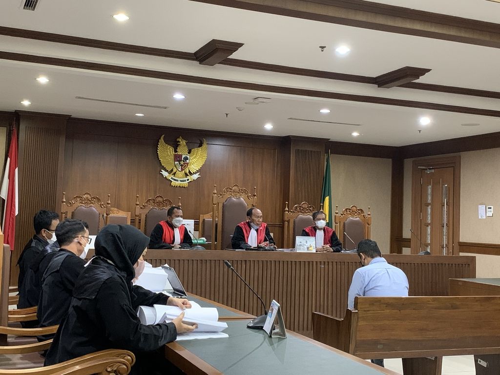 Suasana sidang pembacaan tuntutan terhadap PT Merial Esa, terdakwa suap sejumlah anggota DPR dan pejabat Bakamla dalam proyek pengadaan satelit pemantau dan pesawat nirawak Bakamla tahun anggaran 2016 di Pengadilan Tindak Pidana Korupsi, Jakarta, Selasa (5/4/2022).