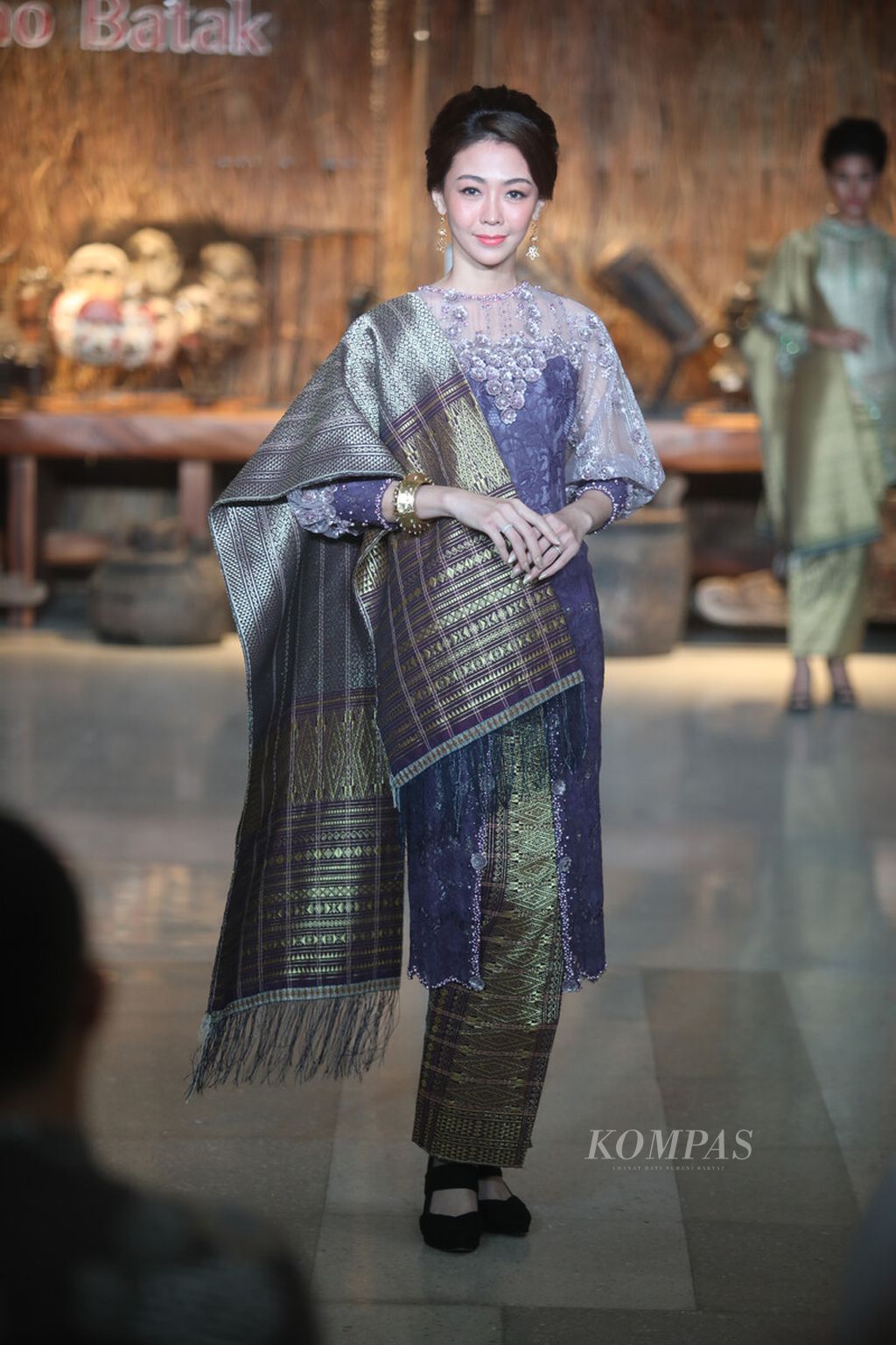 Kain tenun karya Torang Sitorus yang berkolaborasi dengan para desainer kebaya  dari Medan ditampilkan  pada fashion show  di Sarinah, Jakarta, Kamis (2/6/2022). 