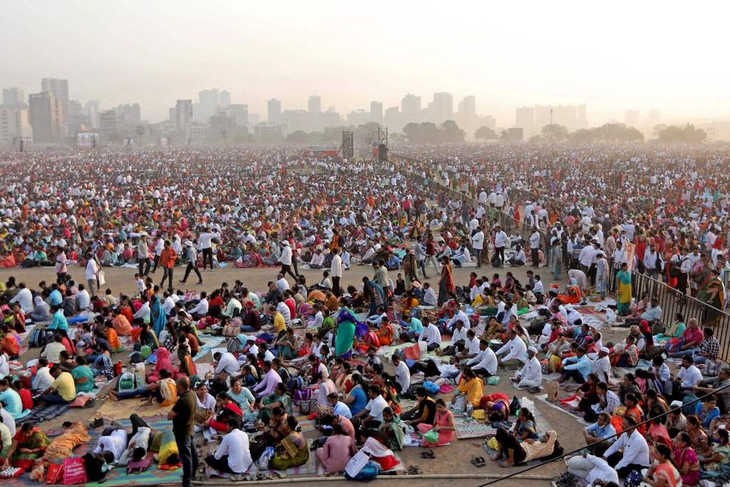 Puluhan ribu warga berhimpun menghadiri acara di luar Mumbai, India, 16 April 2023. Terik ekstrem yang melanda India sedikitnya menewaskan sejumlah orang.