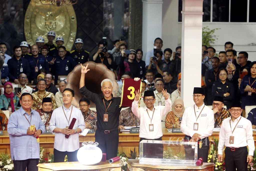 Tiga pasangan calon saat rapat pleno terbuka pengundian dan penetapan nomor urut dalam Pemilihan Presiden dan Wakil Presiden Pemilu 2024 di Kantor Komisi Pemilihan Umum, Jakarta, Selasa (14/11/2023).