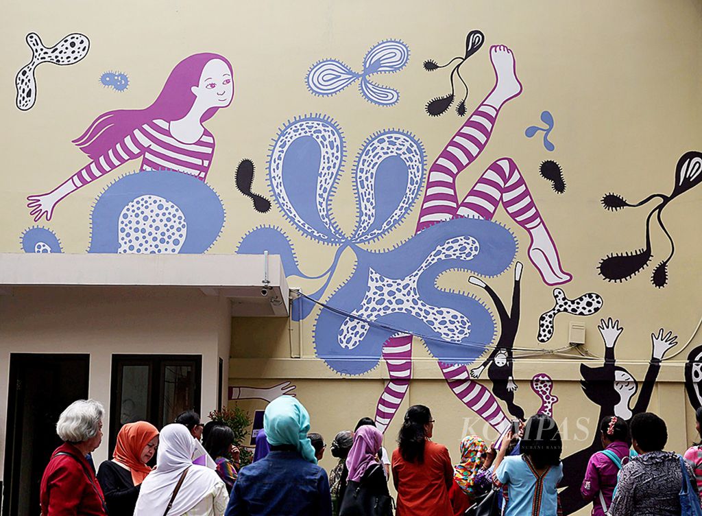 Para penyintas dan keluarga korban kekerasan hak asasi manusia melihat mural di Gedung Komisi Nasional Kekerasan terhadap Perempuan (Komnas Perempuan), Jakarta, yang dibuat untuk memorialisasi peristiwa kekerasan terhadap perempuan, Kamis (15/10/2015). 