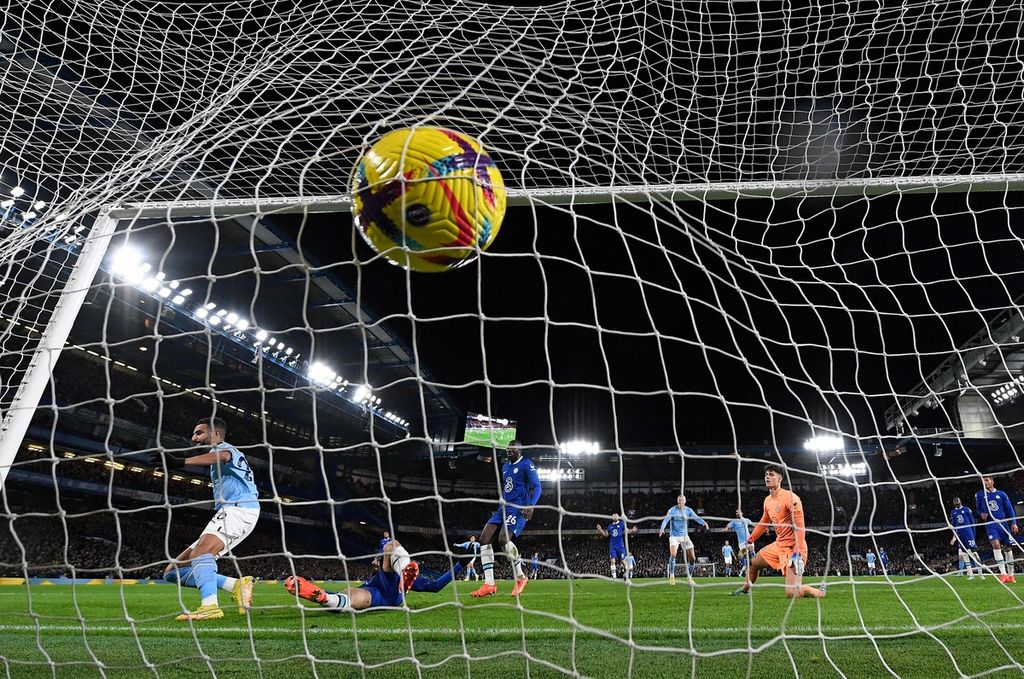 Penyerang Manchester City, Riyad Mahrez (kiri), merayakan golnya ke gawang Chelsea pada laga Liga Inggris di Stadion Stamford Bridge di London, Jumat (6/1/2023) dini hari WIB. City menang, 1-0.