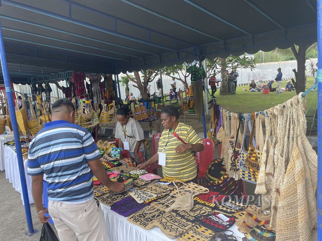 Berbagai produk kerajinan khas Papua yang dijual oleh pengusaha lokal Papua saat festival UMKM di perbatasan Indonesia-Papua Niugini, di Jayapura, Papua, Jumat (15/12/2023).