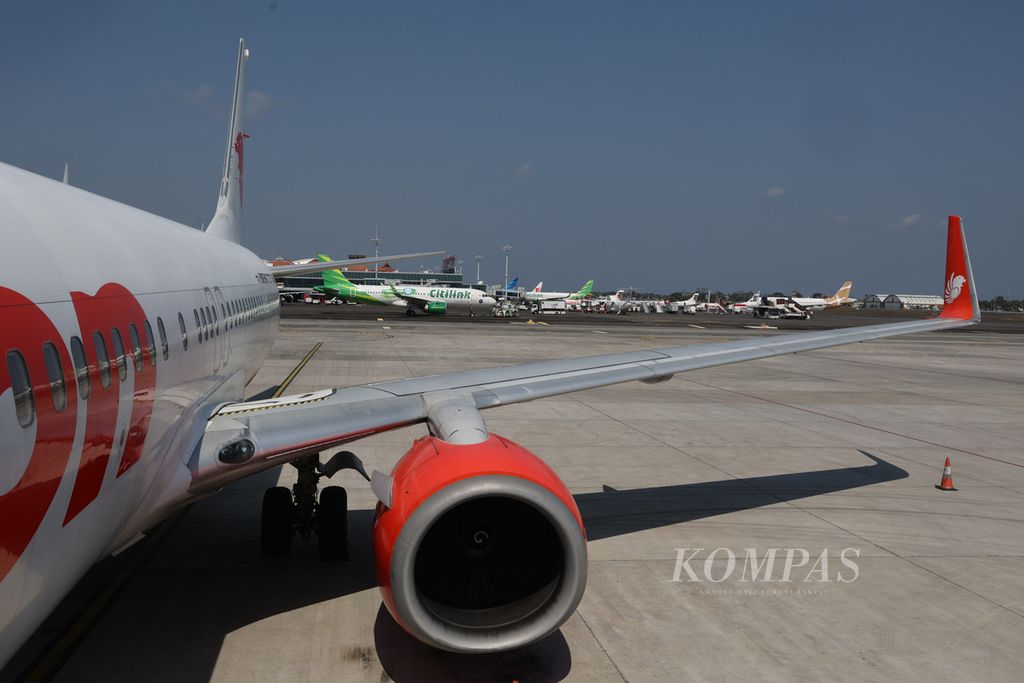 Pesawat bersiap terbang dari Bandara Internasional I Gusti Ngurah Rai, Bali, Senin (9/10/2023). Bandara itu saat ini digunakan oleh sekitar 65.000 penumpang per hari dengan diangkut oleh 327 pergerakan pesawat. Jumlah tersebut mendekati angka pada tahun 2019 sebelum pandemi Covid-19.