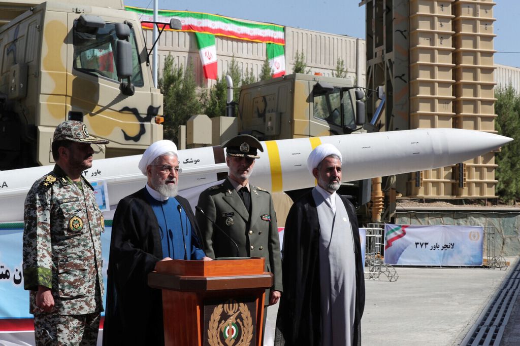 Presiden Iran Hassan Rouhani (kedua dari kiri) memberikan sambutan saat meluncurkan sistem pertahanan rudal udara bergerak buatan dalam negeri mereka sendiri bernama Bavar-373 di Teheran, Selasa (22/8/2019).