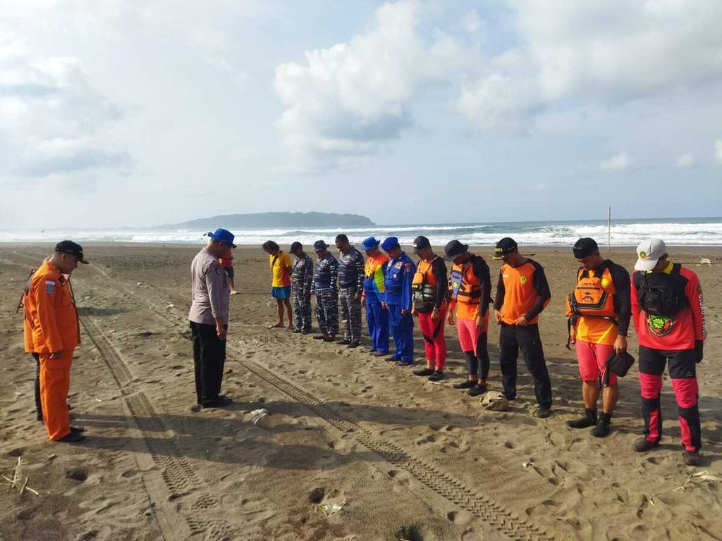 Petugas dari tim SAR gabungan bersiap mencari korban yang terseret ombak di Pantai Cikembulan, Kabupaten Pangandaran, Jawa Barat, Minggu (4/6/2023). Tiga anak meninggal dunia setelah terseret ombak di daerah itu pada Jumat (2/6/2023).