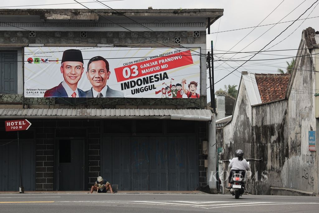 Baliho kampanye pasangan calon presiden-wakil presiden Ganjar Pranowo-Mahfud MD dipasang di tepi Jalan Raya Yogyakarta-Magelang, Muntilan, Magelang, Jawa Tengah, Selasa (5/12/2023).