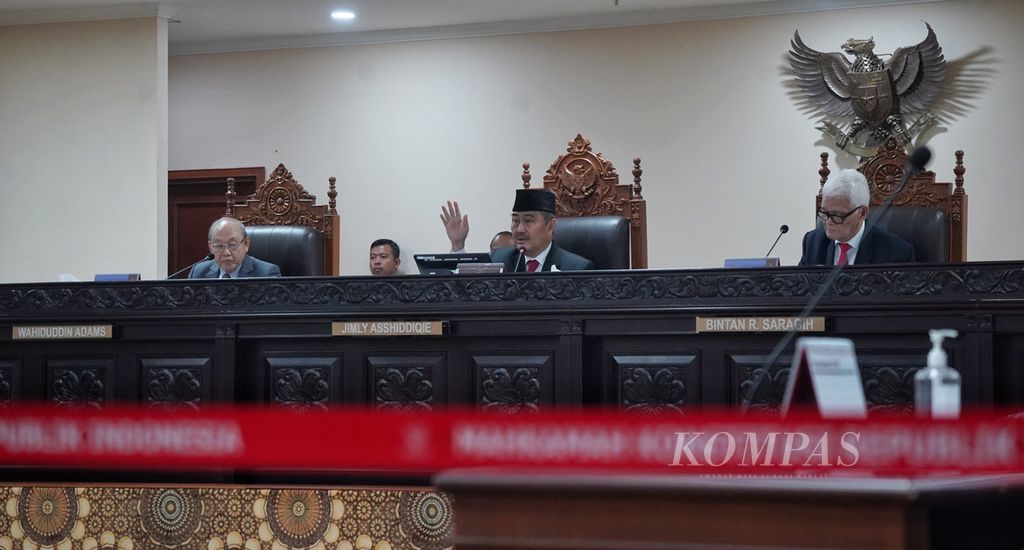 Tiga anggota Majelis Kehormatan Mahkamah Konstitusi, Wahiduddin Adams, Jimly Asshiddiqie, dan Bintan R Saragih, dalam sidang pelaporan etik di Majelis Kehormatan Mahkamah Konstitusi (MKMK) di Gedung 2 Mahkamah Konstitusi (MK), Jakarta, Kamis (2/11/2023). 
