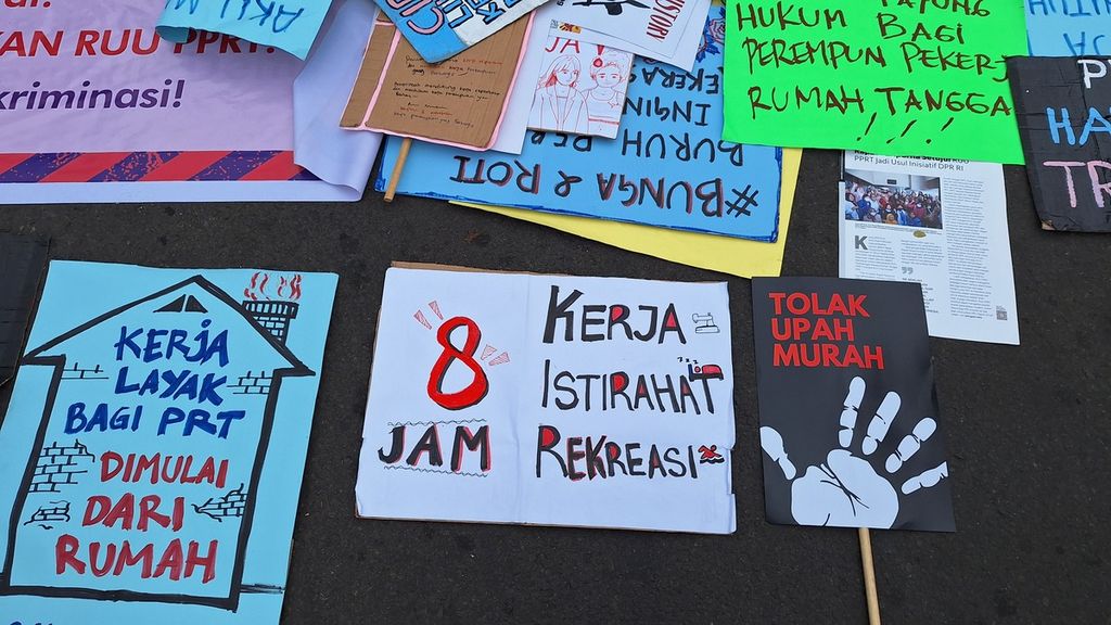 Buruh menuntut haknya dalam peringatan Hari Buruh Sedunia atau May Day, Rabu (1/5/2024), di seputaran Patung Arjuna Wijaya dekat Monumen Nasional, Jakarta.
