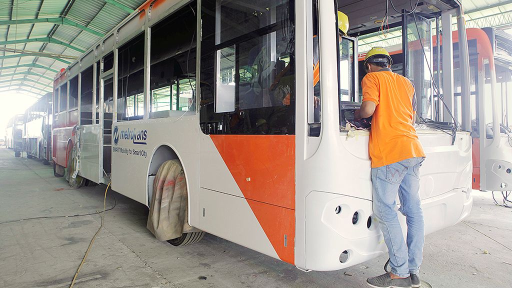 Pekerja karoseri Nusantara Gemilang di Kudus, Jawa Tengah, sedang mengerjakan bus pesanan PT Transportasi Jakarta (Transjakarta), Selasa (13/2). Transjakarta memesan kepada Nusantara Gemilang sebanyak 101 bus berpintu rendah (low entry) dengan badan dari aluminium.