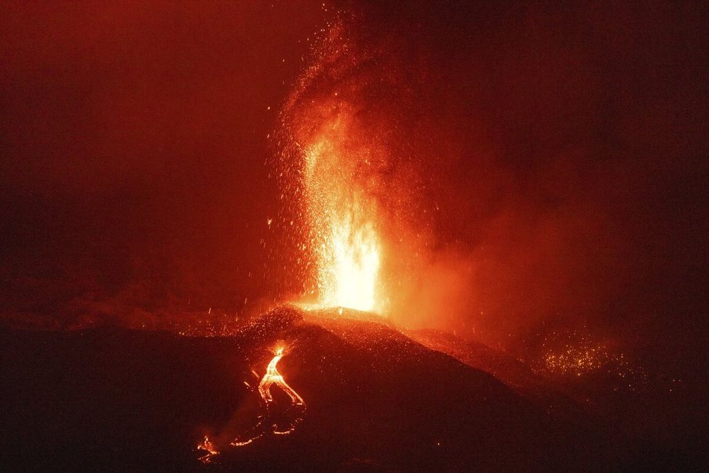 Lahar dari letusan Gunung Cumbre Vieja di La Palma, Kepulauan Canary, Spanyol, Selasa (21/9/2021). Letusan gunung telah memuntahkan 8.000-10.500 ton belerang dioksida. Gunung Cumbre Vieja yang tidak aktif kembali meletus setelah 50 tahun yang memaksa ribuan orang mengungsi. 