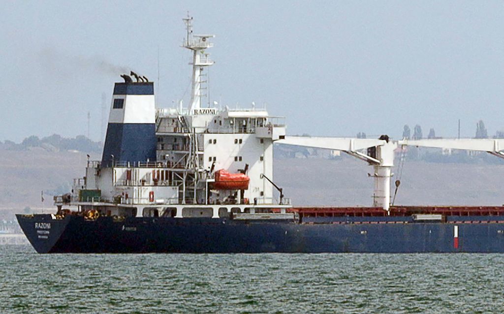 Kapal kargo Razoni yang mengangkut 26.000 ton jagung meninggalkan pelabuhan Odesa di Ukraina menuju Tripoli, Lebanon, 1 Agustus 2022. Ini pengiriman perdana biji-bijian Ukraina di tengah invasi Rusia sejak 24 Februari 2022. 