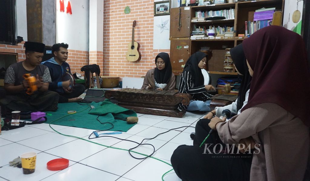 Students practice qasidah at the PGRI University Student Activity Center Building, Semarang, Semarang City, Central Java, Thursday (23/6/2022). There are around 80 students of PGRI Semarang University who are members of the activity..