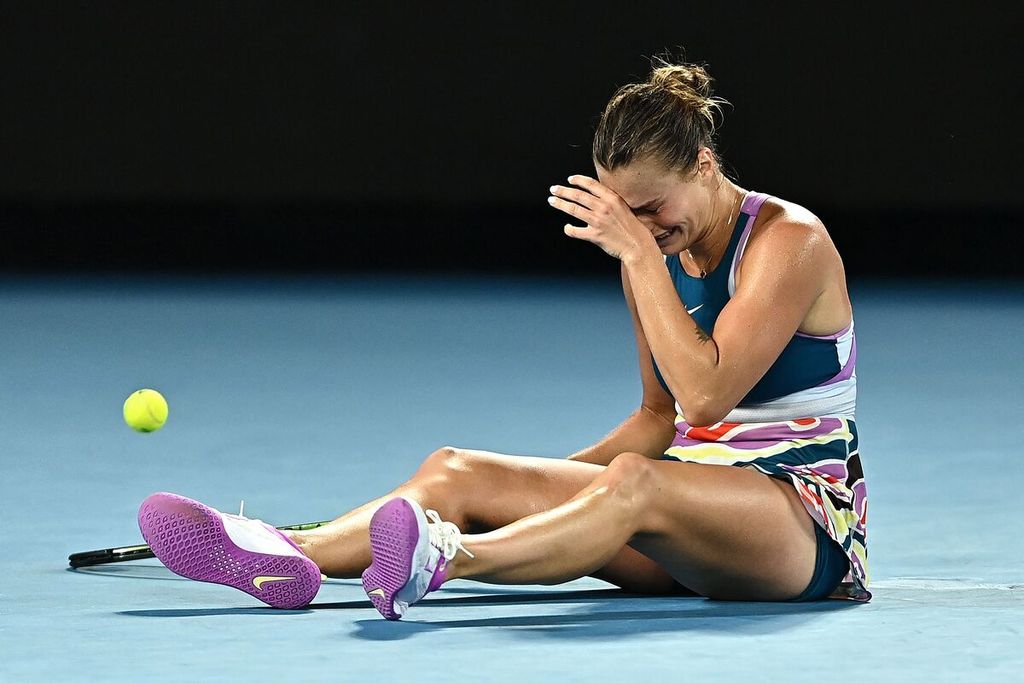 Aryna Sabalenka meluapkan emosi dengan menangis setelah mengalahkan petenis putri Kazakhstan, Elena Rybakina, pada laga final Grand Slam Australia Terbuka di Melbourne Park, Melbourne, Sabtu (28/1/2023). 