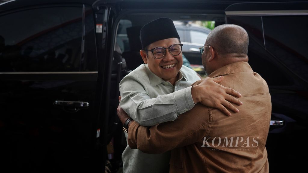 Calon wakil presiden nomor urut 1 pada Pilpres 2024, Muhaimin Iskandar (kiri), disambut Sekretaris Jenderal PKS Aboe Bakar Al-Habsyi saat tiba di kantor DPP PKS, Jakarta Selatan, Selasa (23/4/2024). 