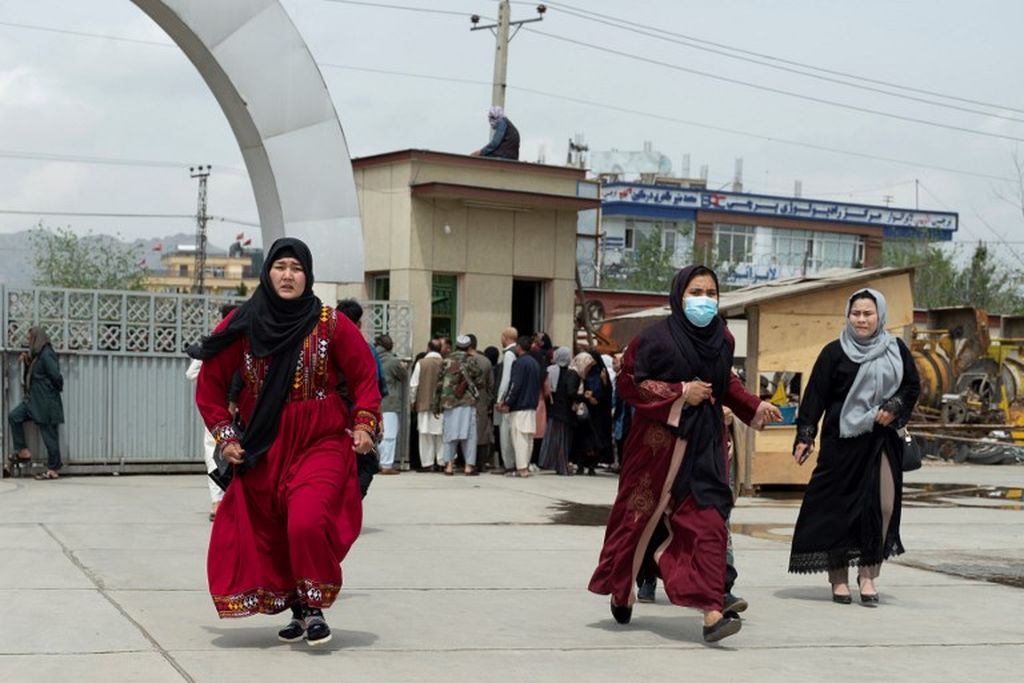 Kerabat korban tiba untuk mencari orang yang mereka cintai di luar sebuah rumah sakit di Kabul, Selasa (19/4/2022) setelah dua ledakan bom mengguncang sekolah anak laki-laki di lingkungan Syiah Hazara yang menewaskan sedikitnya enam orang.