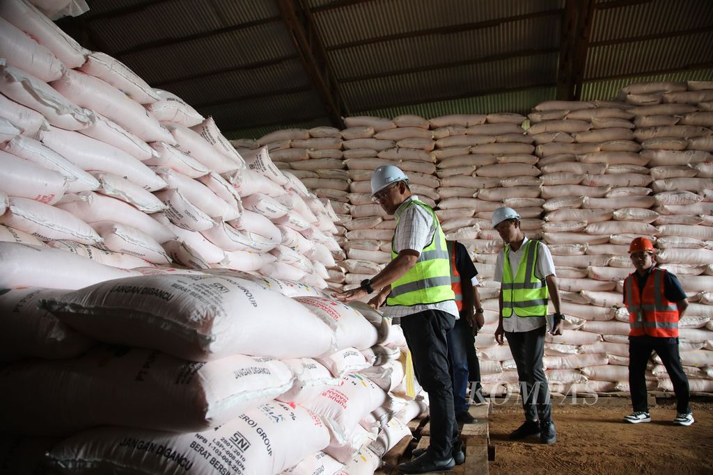 Direktur Utama PT Pupuk Indonesia Rahmad Pribadi melihat pupuk bersubsidi di gudang penyangga PT Pupuk Indonesia di Tanah Miring, Merauke, Papua Selatan, Rabu (24/7/2024). 