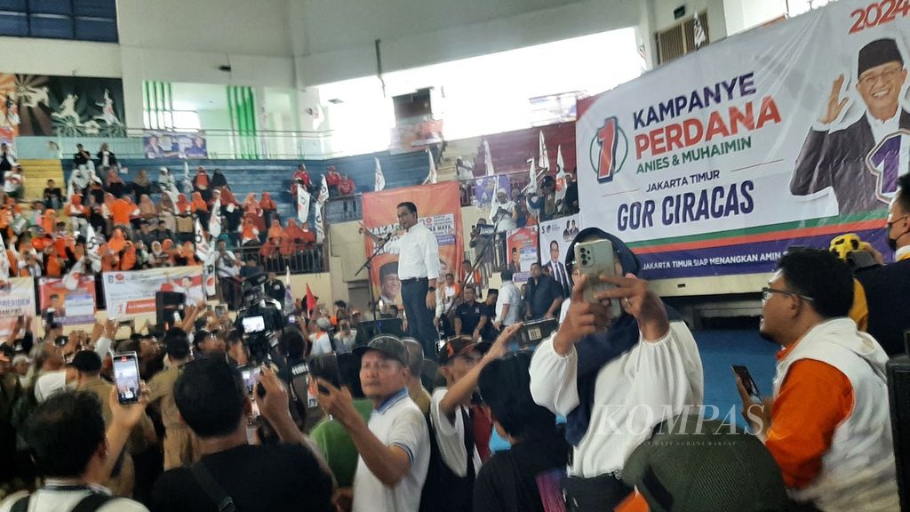 Calon presiden nomur urut 1, Anies Baswedan, menyapa pendukung dan sukarelawan saat kampanye Pilpres 2024 di Gelanggang Olahraga Ciracas, Jakarta Timur, Selasa (28/11/2023).