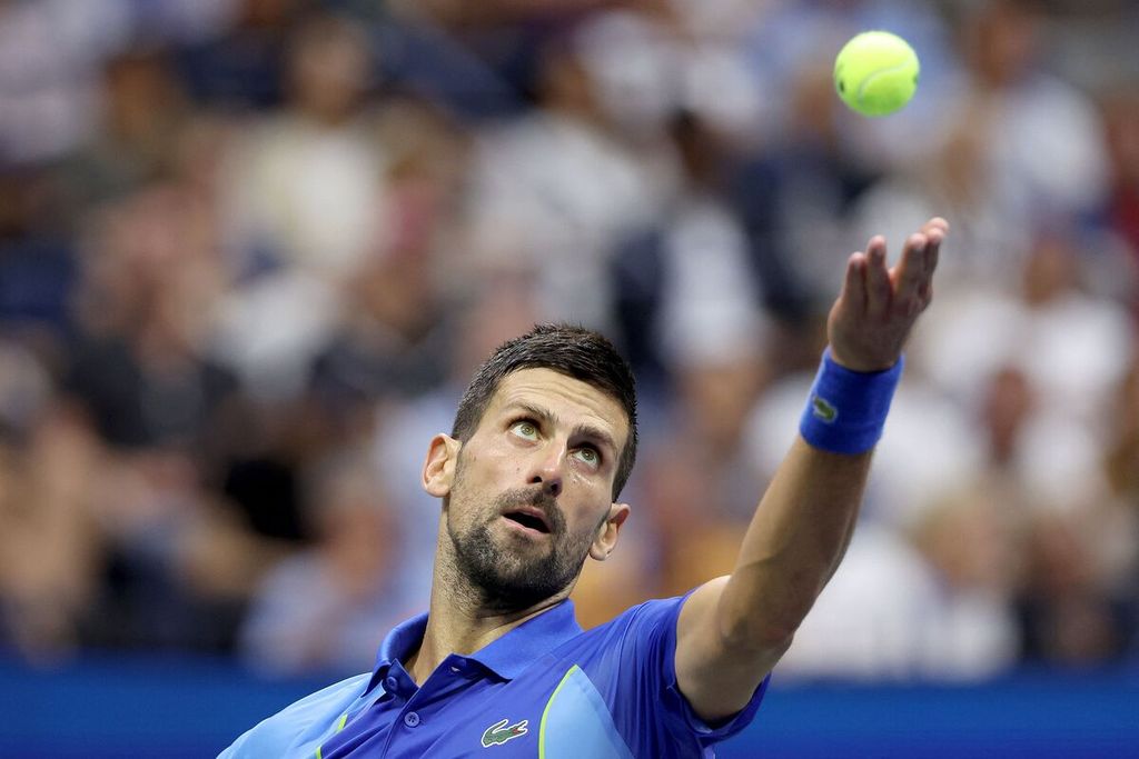 Novak Djokovic melakukan servis di partai final Amerika Serikat Terbuka melawan Daniil Medvedev di Pusat Tenis Nasional Billie Jean King, Minggu (10/9/2023).
