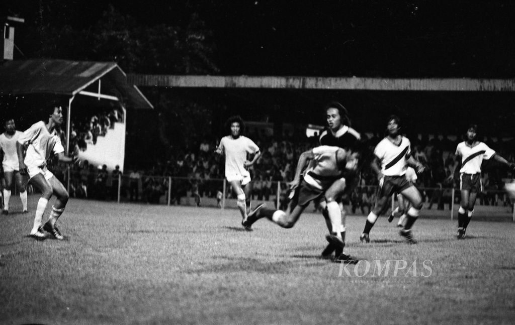 Suasana pertandingan pada putaran final kompetisi PSSI pul D di Stadion Menteng, Jakarta, Kamis (23/10/1975). Persema Malang bermain imbang 0-0 melawan Persib Bandung. Persema mengenakan seragam putih bergaris diagonal.