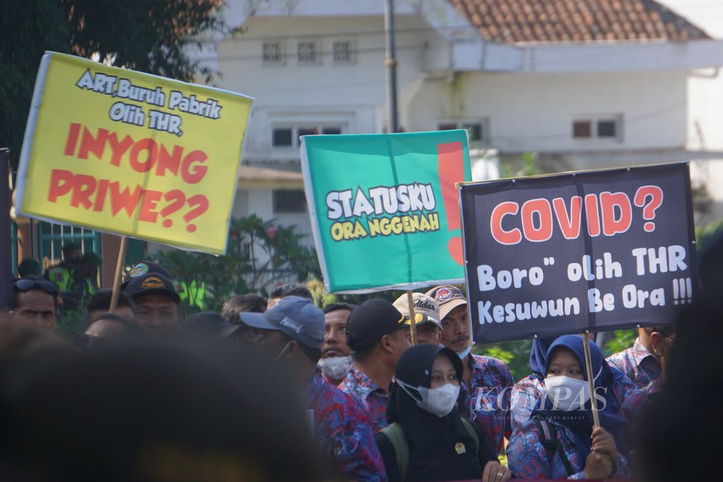 Para kepala desa dan perangkat desa se-Kabupaten Banyumas menggelar aksi damai menuntut THR serta kesejahteraan di Alun-alun Purwokerto, Banyumas, Jawa Tengah, Senin (11/7/2022).