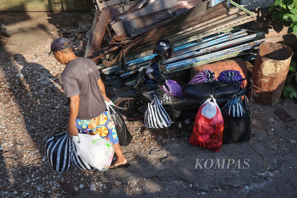Warga membuang sampah di Tempat Pembuangan Sementara (TPS) Tamansari, Kota Yogyakarta, Sabtu (4/5/2024). 
