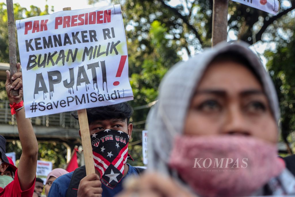 Peserta aksi mengangkat poster berisi tuntutan mereka saat aksi di kawasan Patung Kuda Arjuna Wiwaha, Jakarta, Senin (31/7/2023). 