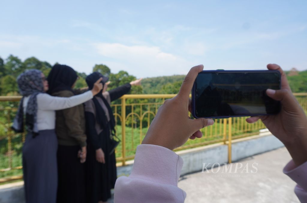Pengunjung berfoto di lantai empat Masjid Safinatun Najah, Kelurahan Podorejo, Kecamatan Ngaliyan, Kota Semarang, Jawa Tengah, Sabtu (2/4/2022). Masjid berarsitektur menyerupai kapal penyelamat milik Nabi Nuh tersebut ramai didatangi pengunjung, terutama saat menjelang Ramadhan dan Idul Fitri. Pengunjung masjid itu berasal dari daerah-daerah lain, mulai dari Aceh hingga Kalimantan Timur.