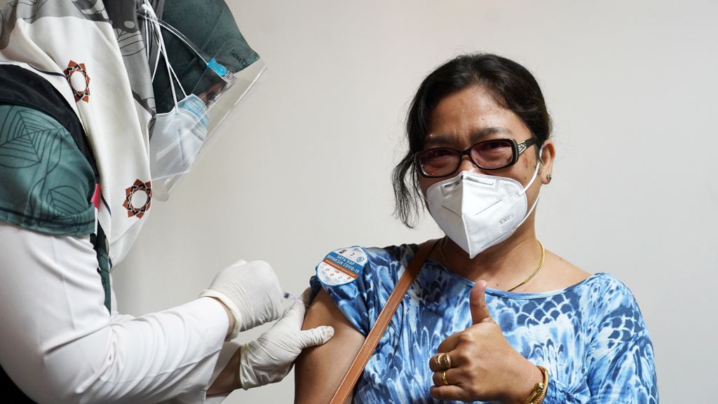 Salah satu tenaga kesehatan saat menerima vaksin Covid 19 saat digelar vaksinasi secara massal di Bogor Senior Hospital, Tajur, Kota Bogor, Jawa Barat, Kamis (11/2/2021). 