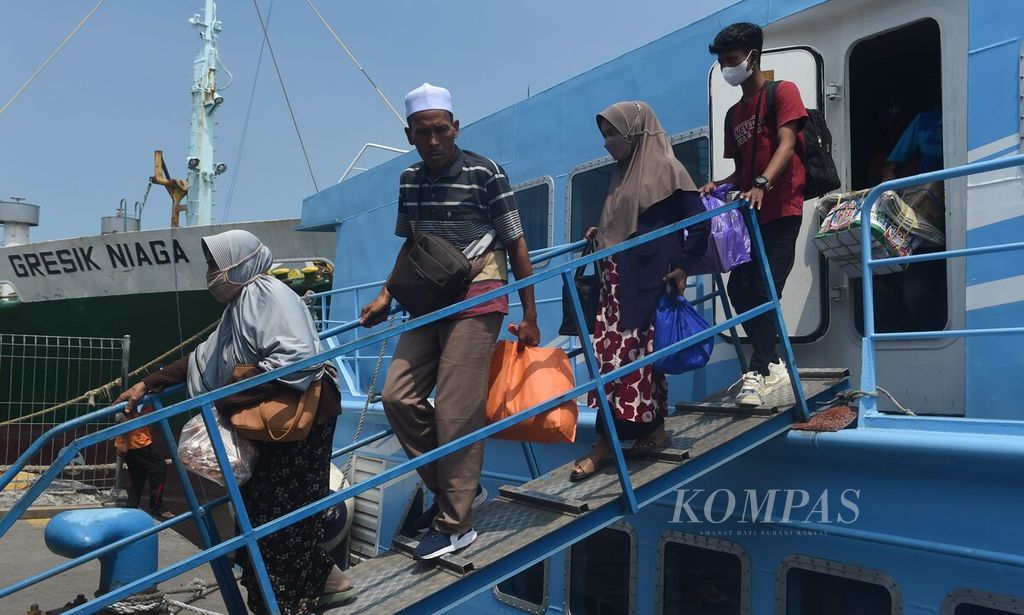 Warga turun dari Kapal Cepat Express Bahari 3F di Pelabuhan Gresik, Kabupaten Gresik, Jawa Timur, Sabtu (23/3/2024). 