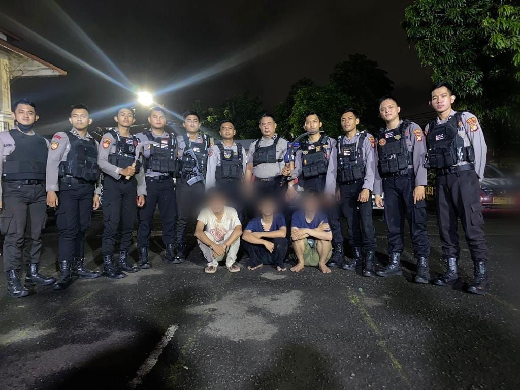 Patroli Perintis Presisi Kepolisian Resor Metro Jakarta Barat menangkap tiga pemuda yang terlibat tawuran di wilayah Palmerah, Jakarta Barat, Sabtu (11/2/2023) subuh.