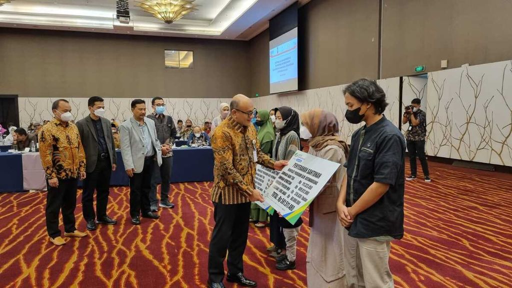 Tenaga Ahli Utama Kantor Staf Presiden Abraham Wirotomo saat menghadiri pembayaran klaim Jaminan Sosial Ketenagakerjaan di Bandung, Provinsi Jawa Barat, Jumat (20/5/2022). 