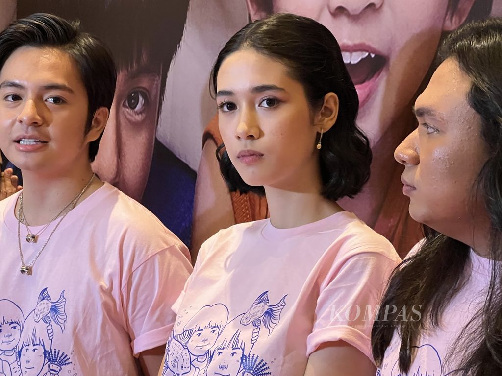 Aisha Nurra Datau, pemeran Dara dalam film <i>Dua Hati Biru, </i>sedang menyimak pertanyaan jurnalis dalam jumpa pers di Epicentrum XXI, Jakarta, Kamis (4/4/2024).