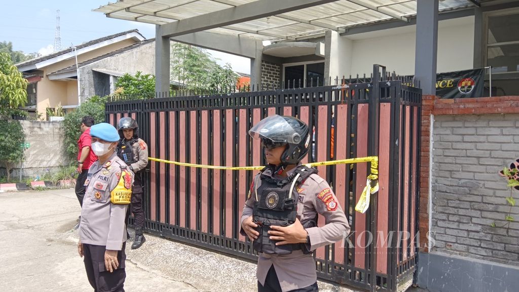 Lokasi pembunuhan warga bernama Didi Hartanto di rumahnya, kompleks Bumi Citra Indah, Desa Pataruman, Kecamatan Cihampelas, Kabupaten Bandung Barat, Selasa (16/4/2024). Didi bermukim di lokasi itu baru sekitar dua tahun.