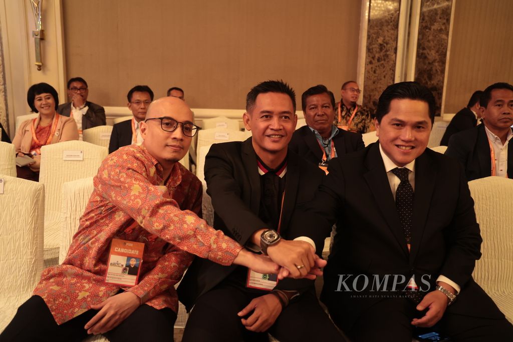 Calon ketua umum PSSI, Arif Putra Wicaksono, Doni Setiabudi, dan Erick Thohir (dari kiri ke kanan), mengikuti pembukaan Kongres Luar Biasa PSSI di Jakarta, Kamis (16/2/2023). 