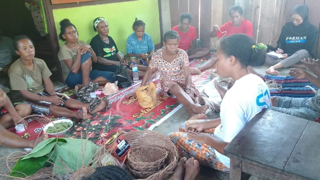 Kegiatan pelatihan pemberdayaan Kelompok Perempuan Adat Ingger Wewal di Kampung Sawesuma, Kabupaten Jayapura, Papua, sejak awal tahun 2020. Kegiatan ini berlangsung di rumah Ketua Kelompok Perempuan Adat Ingger Wewal, Novilla Maria Aru.