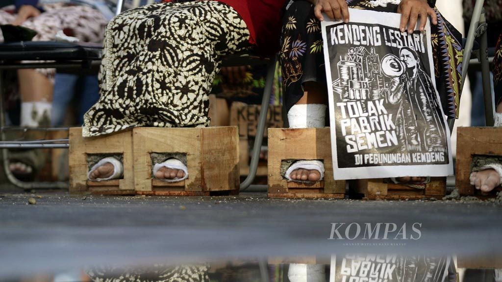  Delapan hari sudah sejumlah petani di wilayah Pegunungan Kendeng, Jawa Tengah, melakukan aksi di depan Istana Merdeka, Jakarta Pusat, Senin (20/3). Hingga hari itu, mereka belum mendapatkan respon dari Pemerintah pusat terkait tuntutan mereka menutup Pabrik Semen di Rembang, Jawa Tengah. 