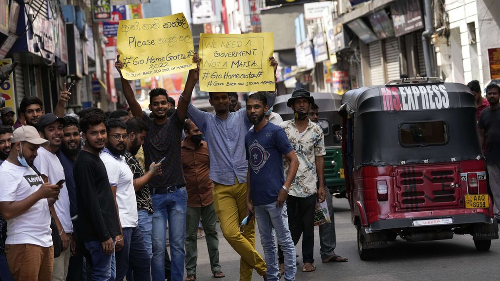 Sejumlah pemuda di Kolombo, Sri Lanka, memegang poster yang menuntut Presiden Gotabaya Rajapaksa mengundurkan diri selama pemogokan, Kamis (28/4/2022). Pemogokan terjadi di seluruh Sri Lanka. Selain pedagang, mogok juga dilakukan para guru, pekerja transportasi umum, dan sektor lainnya. 