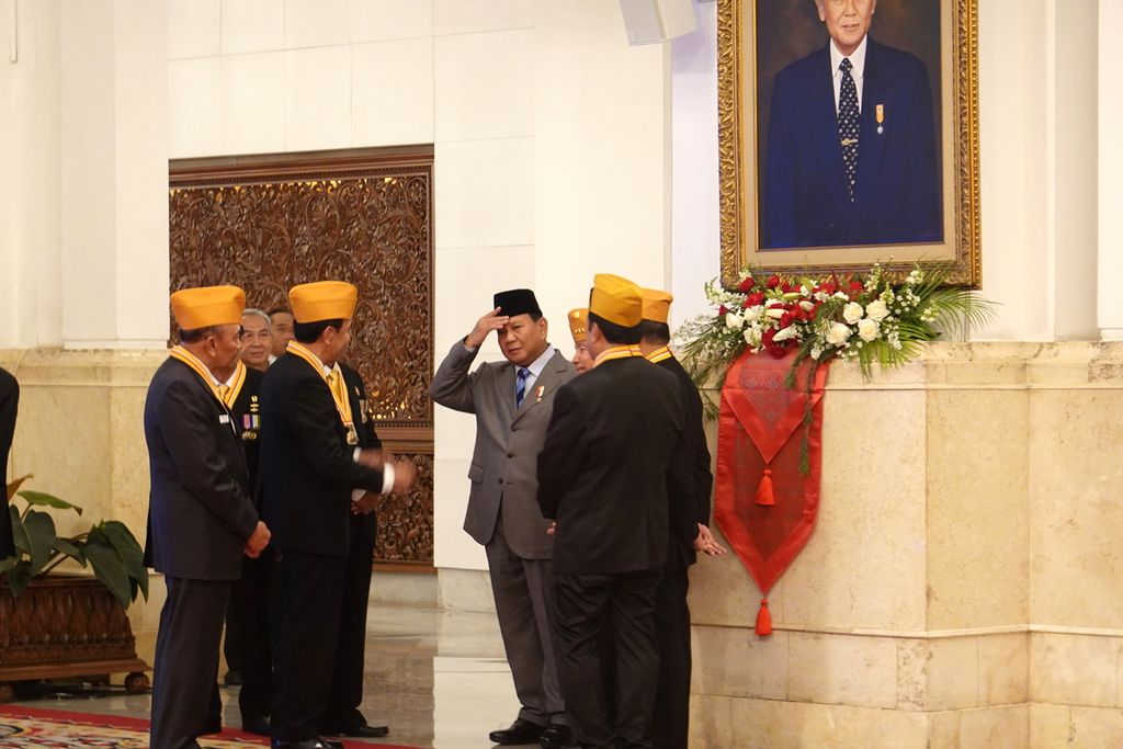 Menteri Pertahanan Prabowo Subianto berbincang dengan Dewan Pimpinan Pusat dan Dewan Pertimbangan Pusat LVRI di acara pelantikan Panglima TNI Agus Subiyanto oleh Presiden Joko Widodo di Istana Negara, Jakarta, Rabu (22/11/2023).