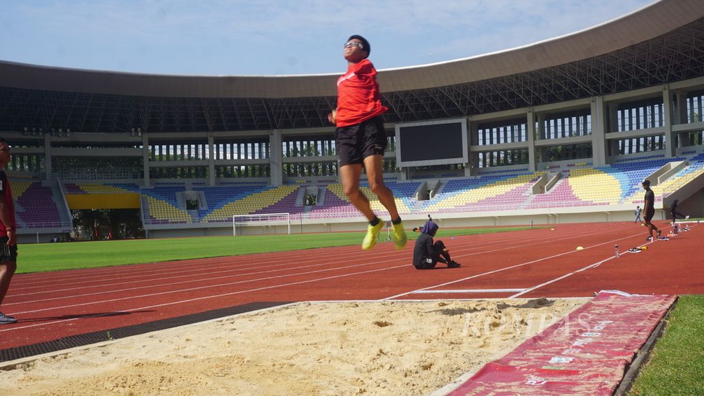 Para atlet dari cabang olahraga atletik berlatih di Stadion Manahan, Kota Surakarta, Jawa Tengah, Senin (18/7/2022). Arena pertandingan tersebut baru saja rampung direnovasi untuk pergelaran ASEAN Para Games 2022. Berstatus sebagai tuan rumah, para atlet difabel dari Indonesia bisa menjajal arena tersebut lebih awal dan lebih sering sebelum lomba digelar.