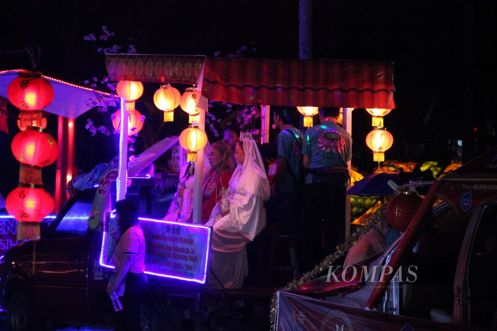 Ragam busana dikenakan warga untuk memeriahkan pawai lampion di Kota Singkawang, Kalimantan Barat, Jumat (3/2/2023) malam.