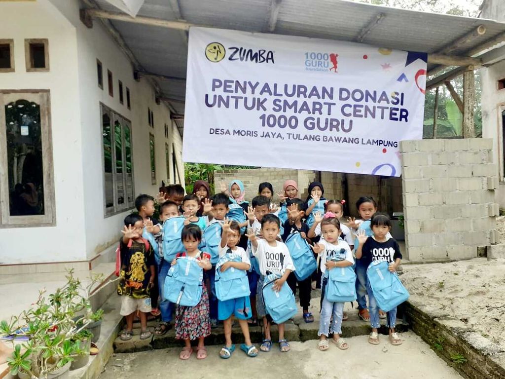 Komunitas Zumba mendukung pendidikan anak-anak pedalaman melalui <i>smart centre</i> yang digagas Yayasan 1000 Guru.